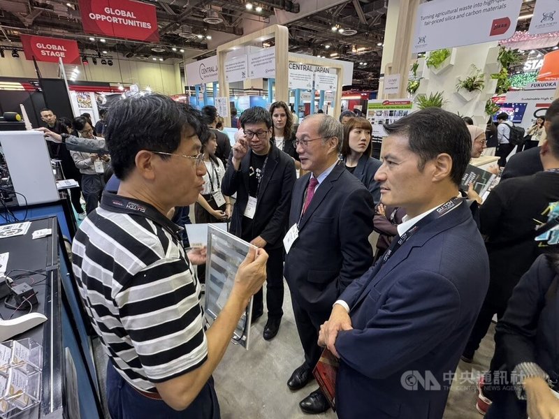 新加坡科技創新週29日登場。駐新加坡副代表吳文齡(右2)、駐新加坡代表處經濟組長吳文忠(右1)等人到台灣館與業者互動。中央社記者吳昇鴻新加坡攝 114年10月29日