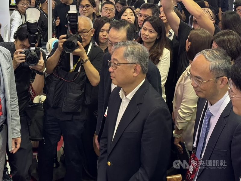 新加坡科技創新週登場,吸引來自世界各地的新創領域人士。新加坡副總理顏金勇(中)到場與業者互動。中央社記者吳昇鴻新加坡攝 114年10月29日