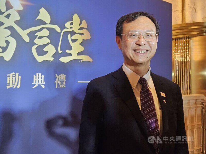 衛福部長石崇良(圖)29日表示,六都13個假日急症中心11月2日起上路,早班與晚班各設2個診間,每個診間皆提供內科、兒科、骨科與外科服務;從包紮到X光,盼有效分流輕症個案、減輕醫學中心急診壓力。 中央社記者陳婕翎攝 114年10月29日