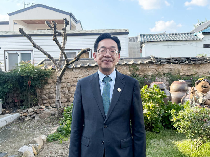 駐韓國台北代表部釜山辦事處處長郭承凱認為韓國女團BLACKPINK兼容、開放的精神值得學習,期許台韓深化合作。中央社記者潘姿羽攝 114年10月29日