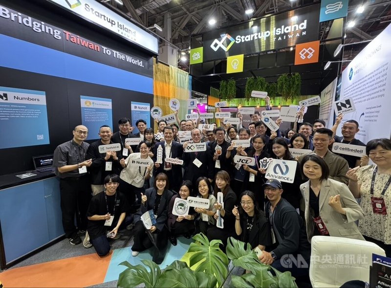 新加坡科技創新週29日登場,吸引來自世界各地的新創領域人士,台灣館匯集多家業者參與。中央社記者吳昇鴻新加坡攝 114年10月29日