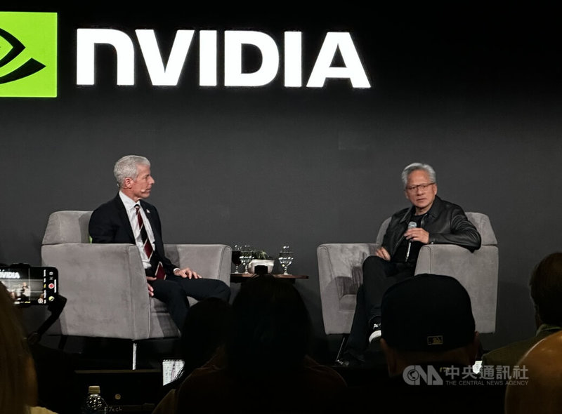 美國AI晶片大廠輝達在華府舉行GTC技術大會,執行長黃仁勳(右)與美國能源部長萊特(左)28日下午共同接受媒體提問。中央社記者侯姿瑩華盛頓攝 114年10月29日