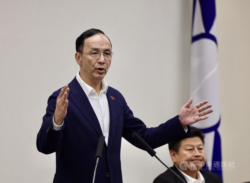 國民黨主席朱立倫(左)29日出席國民黨中央常會,這是朱立倫在黨主席內內最後一次主持國民黨中央常會。中央社記者王飛華攝 114年10月29日