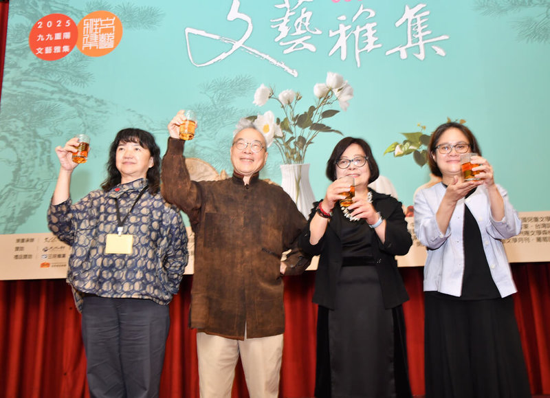 連續舉辦37年的「九九重陽.文藝雅集」活動29日在台北熱鬧舉行,文化部次長李靜慧(左起)、遠流出版創辦人王榮文、台灣文學發展基金會董事長封德屏、台北市文化局主任秘書李秉真等人出席向資深藝文前輩致意。(文訊雜誌提供)中央社 114年10月29日
