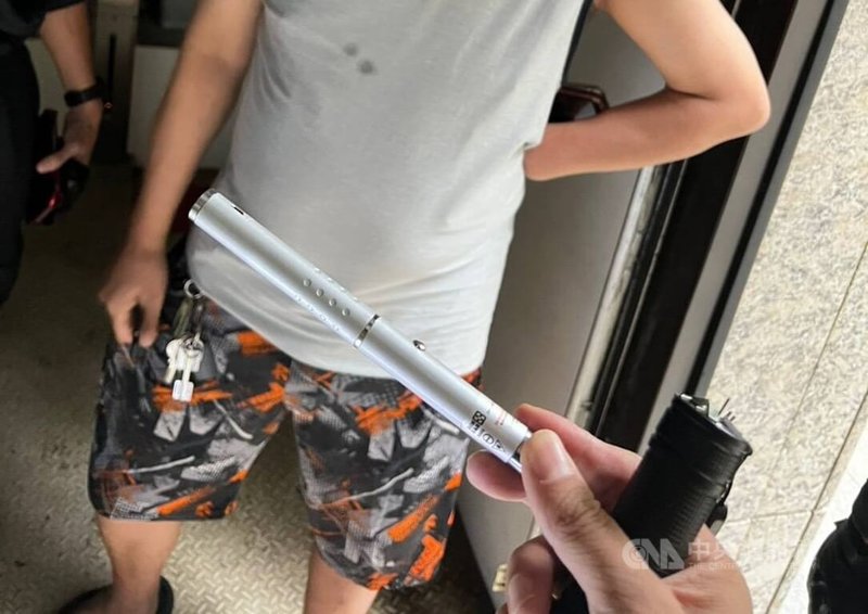 新北市淡水區日前發生淡海輕軌列車駕駛室遭人以雷射筆照射案件,淡水警方循線查獲涉案的蔡姓男子,並起出犯案用雷射筆。(翻攝照片)中央社記者王鴻國傳真 114年10月29日