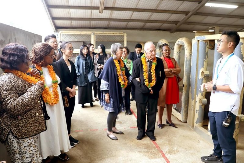 史瓦帝尼王國參訪團參觀六福犀牛繁育中心,對六福的犀牛醫療、照護專業表達肯定。(六福提供)中央社記者江明晏傳真 114年10月29日