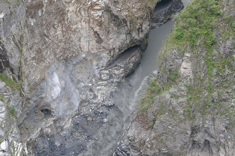 燕子口堰塞湖29日上午潰決,水流量瞬間增加。林保署監測顯示,潰決40分鐘內水位下降約18公尺,空拍畫面顯示,水位幾乎與原本河道水位同高。(民眾提供)中央社記者李先鳳傳真 114年10月29日