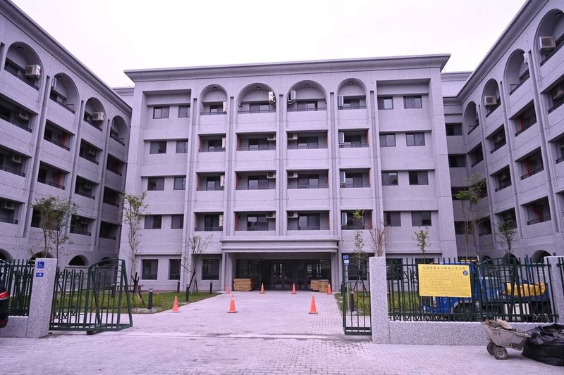 花蓮0403強震災後1年多，花蓮縣府與民間單位合作提供2種中繼宅方案，由慈濟慈善基金會設計與興建的「大愛屋」位於花蓮市廣東街與信義街口，提供雙人房、4人房及無障礙設備房間，有144戶災民選擇入住。（花蓮縣府提供）中央社記者張祈傳真 114年10月29日