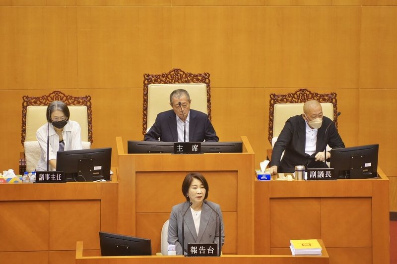 屏東縣長周春米(前)29日赴縣議會進行施政總報告,宣布推出「未滿一歲嬰幼兒營養補助金」,自2026年1月起,每名1歲以內嬰幼兒每月可獲新台幣2000元營養補助金,每年最高可領2萬4000元。(屏東縣政府提供)中央社記者黃郁菁傳真 114年10月29日