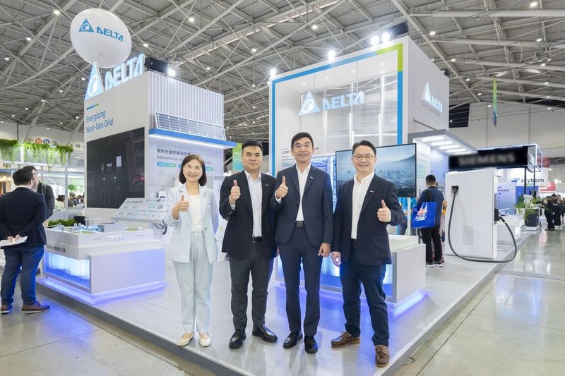 台達電參加能源週活動,首度公開「AI資料中心微電網解決方案」,台達電電力暨能源解決方案事業群副總裁暨總經理李延庭(右2)表示,迎戰AI能源新時代,電力是攸關營運韌性的基礎建設,透過分散式的微電網方案可大幅縮短建置時間。(台達電提供)中央社記者曾仁凱傳真 114年10月29日