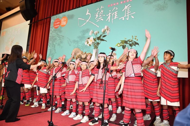 由文訊雜誌主辦的「九九重陽.文藝雅集」29日在台大醫院國際會議中心舉行,現場邀請來自新竹尖石鄉的「拿互依&馬胎兒童合唱團」演出,展現悠揚歌聲。(文訊雜誌提供)中央社 114年10月29日