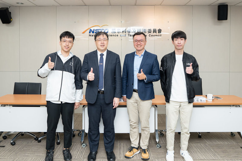 為避免生成式AI帶來侵權與倫理等挑戰,台灣大學電機系教授王鈺強(左3)團隊推出「概念抹除」技術Receler,可在不重新訓練整個生成式模型前提下,精準切斷模型對特定高風險概念的聯想與表現能力。(國科會提供)中央社記者趙敏雅傳真 114年10月29日