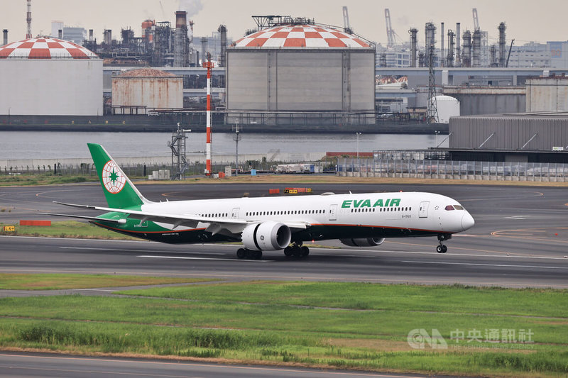 長榮航空28日一班東京飛桃園航班於後推時發現訊號異常，基於安全考量決定停航檢修，旅客退關滯留1晚。長榮航空檢修無虞後預計29日重新起飛。圖為114年9月4日降落日本羽田機場的長榮航機，非當事航班。中央社記者黃名璽攝　114年10月29日
