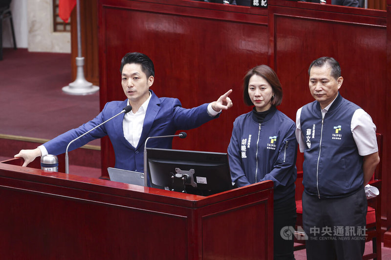 台北市長蔣萬安(左起)29日率局處首長赴台北市議會報告115年度市府施政計畫及總預算案,和財政局長胡曉嵐、主計處長蘇文樹一同備詢,回應普發現金相關議題。中央社記者鄭清元攝 114年10月29日