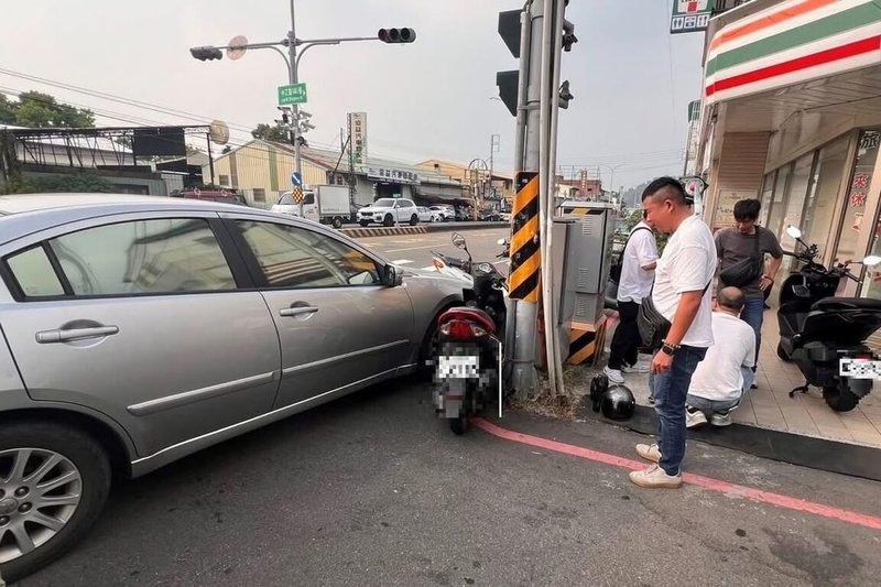 南投縣中寮鄉萬善堂日前遭竊金牌5面、香油錢新台幣10萬元,合計損失約140萬元,南投縣警察局草屯分局掌握葉姓犯嫌逃逸路線,在台中市中正路一帶發現蹤跡並迅速攔截逮捕。(民眾提供)中央社記者蕭博陽南投縣傳真 114年10月29日