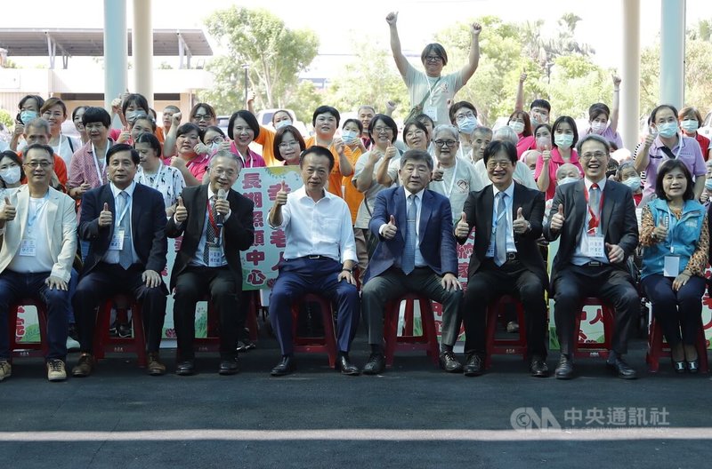 行政院政務委員陳時中(前右4)與嘉義縣長翁章梁(前右5)29日出席嘉義縣牙醫師公會「114年度特殊需求者、樂齡長照潔牙觀摩」活動,和與會來賓合影留念。中央社記者蔡智明攝 114年10月29日