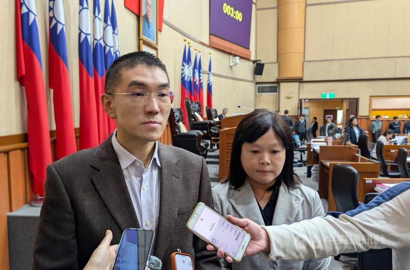 中央宣布至11月6日中午12時前全國豬隻禁運、禁宰,對於期間攤商等產業的損失,基隆市長謝國樑(左)29日在議會受訪說,市府會盡力協助解決問題,並請示中央是否能動用災害準備金。中央社記者王朝鈺攝 114年10月29日