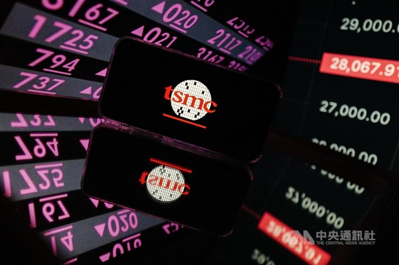 圖為台積電突破1500元,帶領台股衝過28000點大關,改寫新高。 (中央社檔案照片)