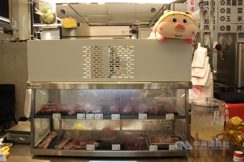 非洲豬瘟防疫禁宰禁運令影響攤商,屏東縣政府宣布,屏東西市場與各鄉鎮市公所公有零售市場中,販售豬肉及豬肉加工製品攤商,攤位租金減免1個月。(中央社檔案照片)