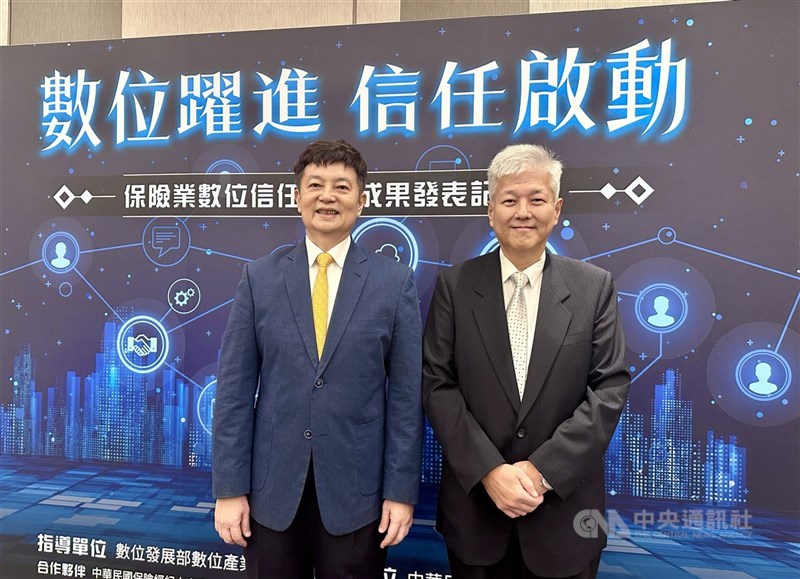 圖為壽險公會理事長陳慧遊（左）與副秘書長金憶惠（右）。（中央社檔案照片）