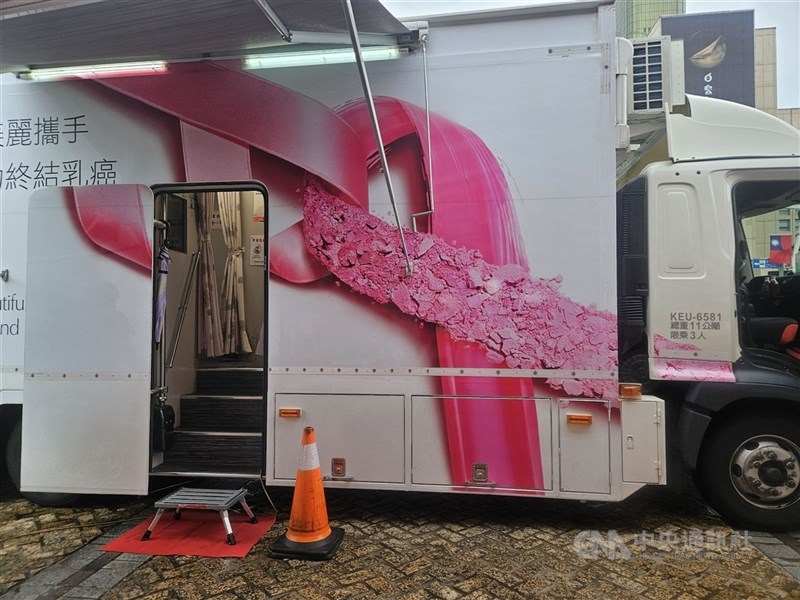 乳房攝影檢查車外觀。(中央社檔案照片)