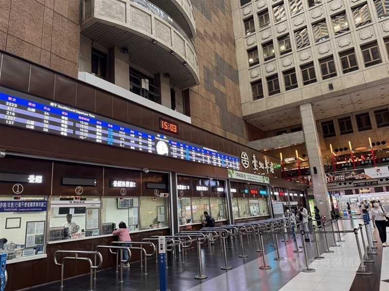 台北車站日前發生通緝犯涉性侵女子案,交通部29日表示,台鐵公司已加強治安維護,包括針對治安熱點增加巡邏頻率、增派保全人員與車站人員聯防,並自11月起增補專責保全。(中央社檔案照片)