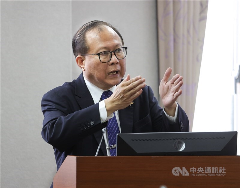 各界關注軍公教待遇法制化方向與重點,行政院人事行政總處人事長蘇俊榮29日在立法院透露,未來將設立「軍公教員工待遇諮詢委員會」,外界關注的基層代表預計達2成。(中央社檔案照片)