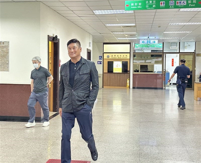 圖為中國信託慈善基金會董事長辜仲諒(前)因案赴台灣高等法院開庭。(中央社檔案照片)