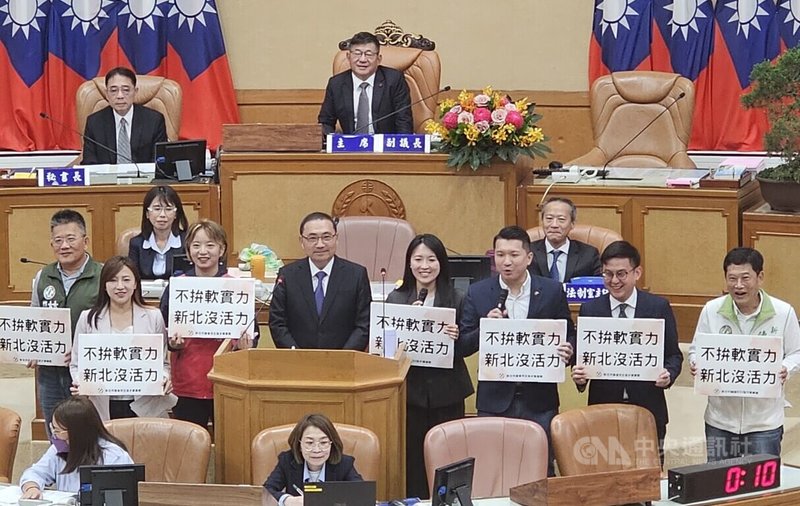 新北市議會29日進行市政總質詢,民進黨議會黨團幹事長山田摩衣(立者右4)與多名黨籍議員聯合質詢,要求新北市長侯友宜(立者右5)強化藝文等軟實力。中央社記者王鴻國攝 114年10月29日