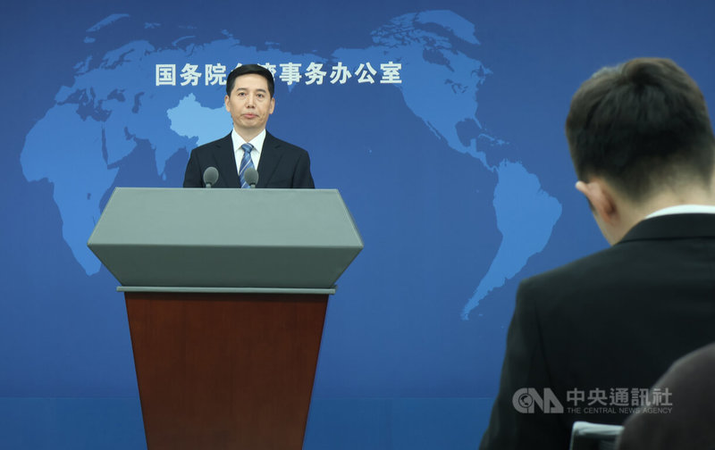 針對國台辦在臉書開設帳號引發討論，新發言人彭慶恩（圖）在國台辦29日的例行記者會上表示，收到台灣網友的祝福及協尋大陸親人的留言，反映台灣民眾對兩岸關係發展的關切，將繼續用好這一新的溝通平台。中央社記者謝怡璇北京攝 114年10月29日