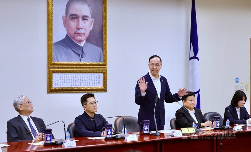 國民黨主席朱立倫(中)29日出席國民黨中央常會,這是朱立倫在國民黨主席任期最後一次主持國民黨中央常會。中央社記者王飛華攝 114年10月29日