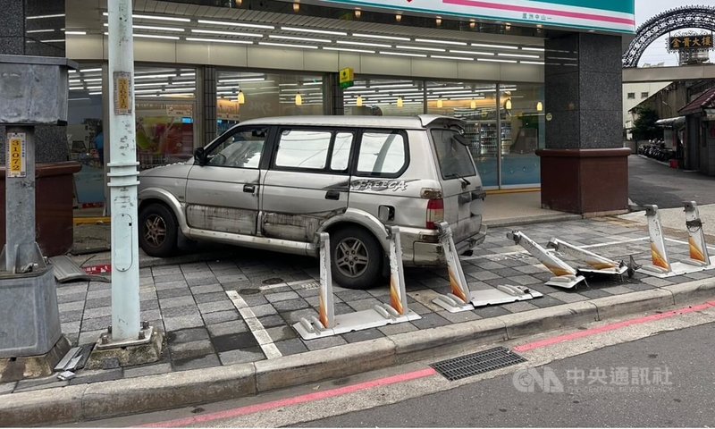 新北市蘆洲區中山一路29日發生車禍,1輛休旅車疑失控衝撞超商,造成超商玻璃門破損、車上1人受傷送醫治療。(翻攝照片)中央社記者王鴻國傳真 114年10月29日