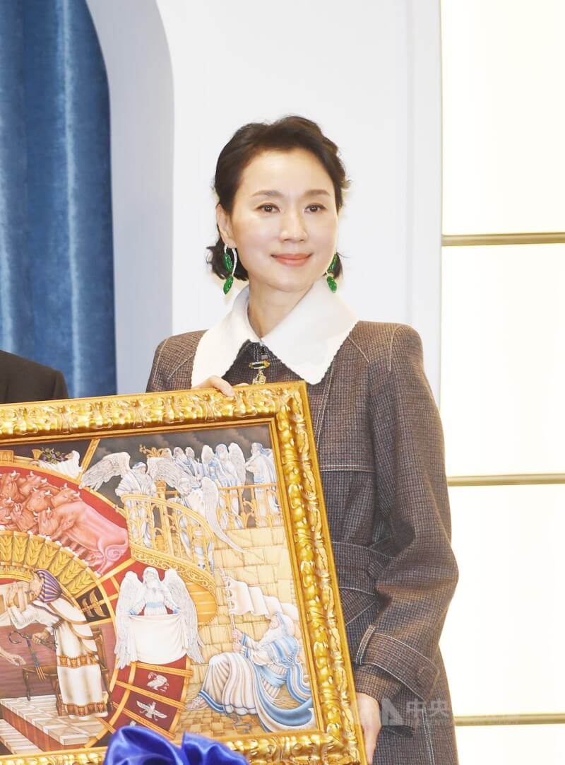 曾以歌曲「奢求」、「自由」等紅極一時的藝人坣娜29日傳出已於日前因病逝世,消息震驚各界,讓不少粉絲和好友都感到難過不捨。圖為坣娜2021年12月出席猶太社區中心開幕式。(中央社檔案照片)