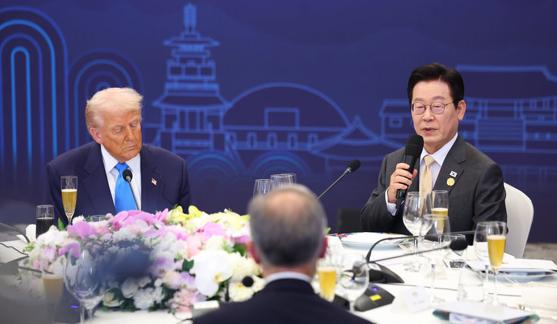 韓國總統李在明(右)與美國總統川普(左)29日晚間在韓國慶州的希爾頓飯店與多國領導人共進晚餐。(APEC 2025 KOREA - Yonhap News提供)中央社記者廖禹揚慶州傳真 114年10月29日