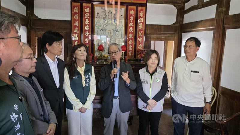 7月颱風豪雨重創台南市,文化部長李遠(右3)29日勘查文化資產災損重建,並說明文化部補助事項,李遠表示,重建不只恢復原本樣貌,還要變得更好。中央社記者張榮祥台南攝  114年10月29日