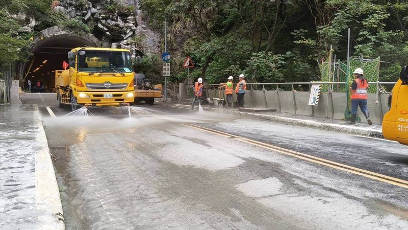花蓮燕子口堰塞湖經引流後潰決,目前水位下降於原河道水位,遭溢淹的台8線靳珩隧道及魯丹橋積水皆退去,公路局也動員人力機具進場清理。(公路局提供)中央社記者張祈傳真 114年10月29日