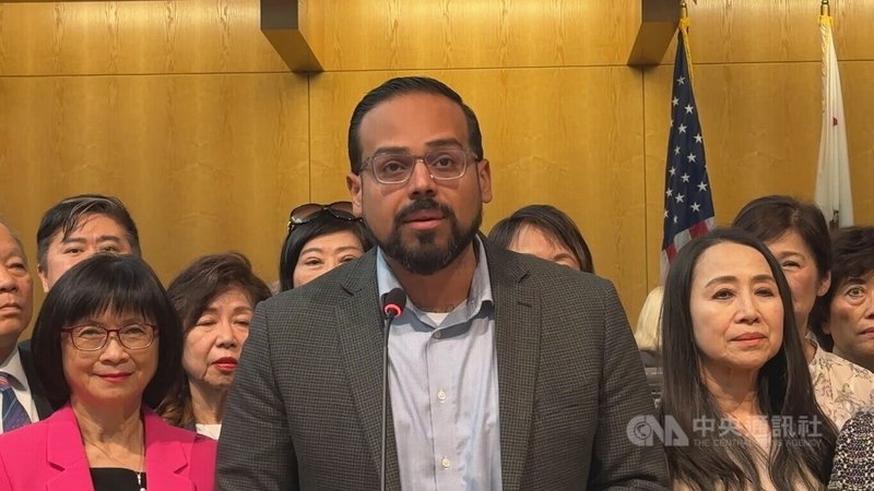 加州聖荷西市頒布「中華民國台灣日」,提案市議員歐提茲盼台美持續繁榮。他受訪表示,聖荷西市肯定台灣人的貢獻,百分之百支持這個日子。中央社記者張欣瑜舊金山攝 114年10月29日