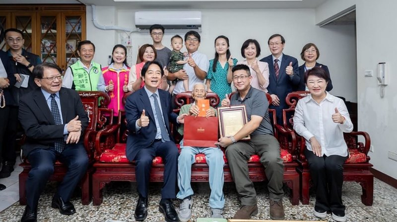 農曆9月9日重陽敬老節,政府每年都會致贈金鎖片給百歲以上人瑞,總統賴清德(前左2)日前也親自拜訪人瑞,代表國家送上重陽節祝福。前右為台中市長盧秀燕、前左為總統府秘書長潘孟安。(總統府提供)中央社記者曾以寧傳真 114年10月29日