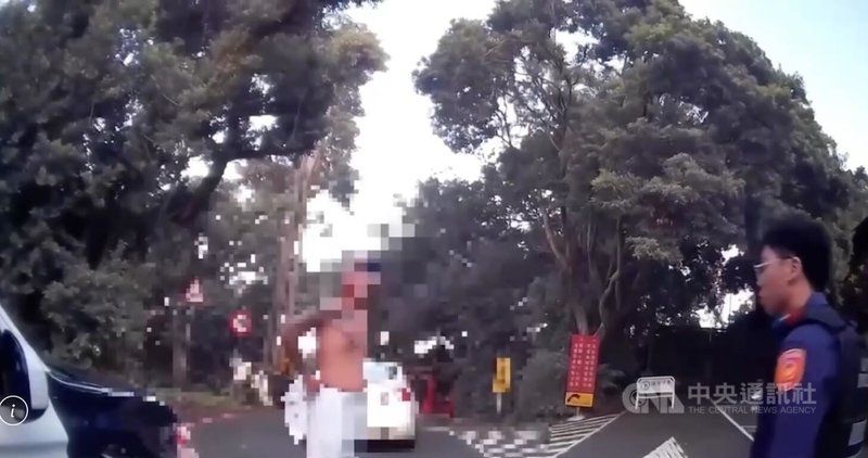 台北圓山大飯店車道附近路樹近日遭人持刀砍損，涉案30歲李姓男子（左）稱因樹枝會影響車輛通行才持刀砍樹，警方依涉違反社會秩序維護法送辦。（翻攝照片）中央社記者黃麗芸傳真　114年10月29日