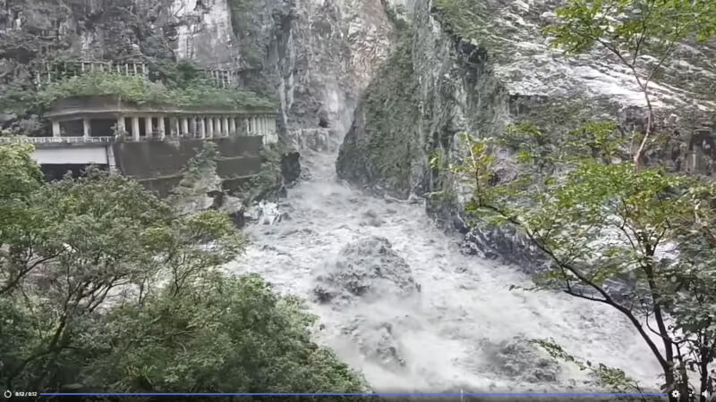 燕子口堰塞湖29日壩體溢流水道水量擴大並沖刷壩體,持續造成壩體破壞或潰決。(圖取自facebook.com/FANCA.Taiwan)