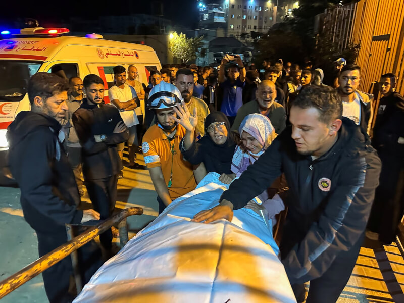 以色列28日再度對加薩展開空襲,圖為加薩走廊一間醫院,據醫護人員指出,有名男子在此次空襲中喪生。(路透社)