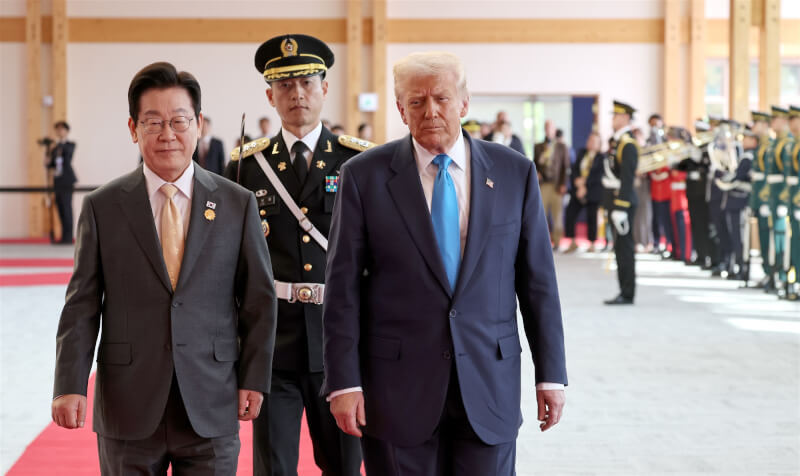 韓國總統李在明(左)29日在國立慶州博物館迎接來訪韓國的美國總統川普(右)。(APEC 2025 KOREA - Yonhap News提供)中央社記者廖禹揚慶州傳真 114年10月29日