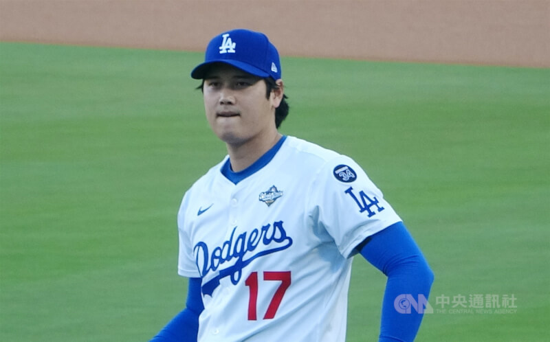 美國職棒洛杉磯道奇球星大谷翔平28日在世界大賽第4戰先發。圖為他賽前熱身。中央社記者林宏翰洛杉磯攝 114年10月29日