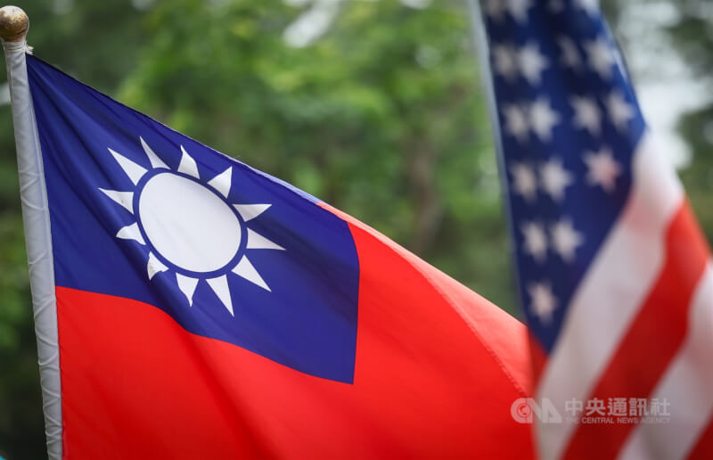 圖為中華民國國旗與美國國旗。(中央社檔案照片)
