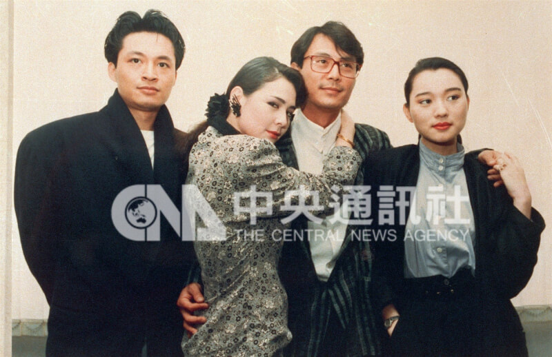 坣娜(右)1989年與馬景濤(左)、席曼寧(左2)、劉德凱(右2)演出連續劇「誰殺了大明星演員」。(中央社檔案照片)
