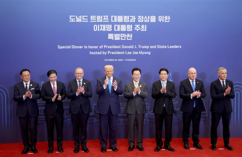 韓國總統李在明(右4)與美國總統川普(左4)29日晚間在韓國慶州的希爾頓飯店與多國領導人共進晚餐,圖為餐前合影留念。(APEC 2025 KOREA - Yonhap News提供)中央社記者廖禹揚慶州傳真 114年10月29日