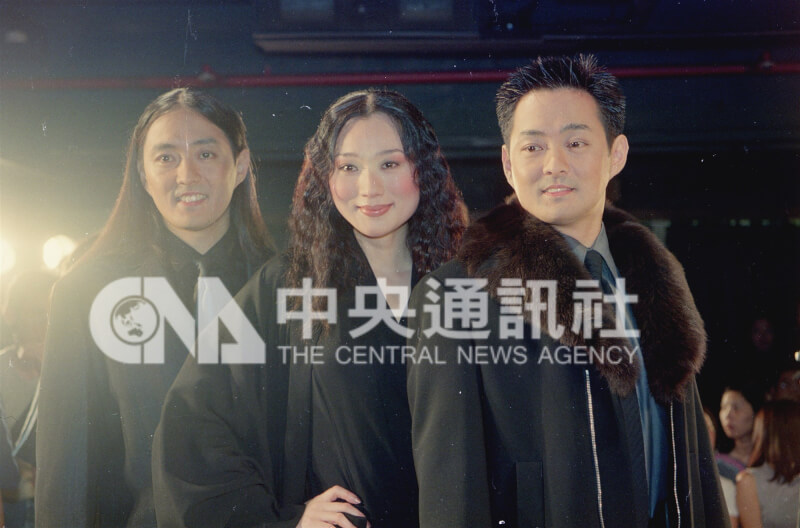1999年坣娜(中)與李志希(左)、李志奇(右)擔任知名品牌服飾秋冬服裝秀模特兒。(中央社檔案照片)