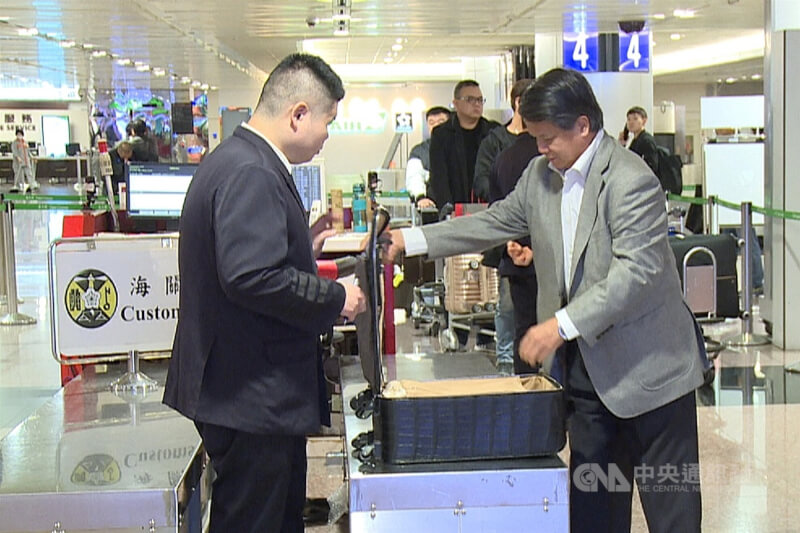 財政部關務署表示,海關自10月24日加強抽核以來查獲違規豬肉製品13件、共15.1公斤。圖為桃園國際機場工作人員進行開箱檢查。(中央社檔案照片)