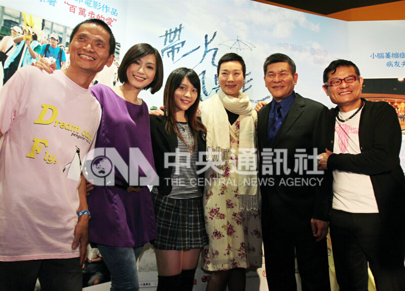 坣娜(右3)2011年5月出席國片「帶一片風景走」首映記者會。(中央社檔案照片)
