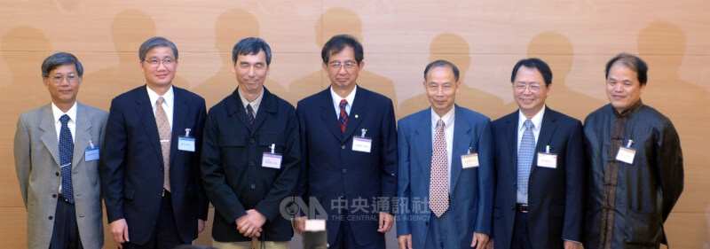 中央研究院院士會議2006年7月選出第26屆新科院士姚孟肇(左三)等15人,院長李遠哲(中)與到場的新科院士一同合影。(中央社檔案照片)